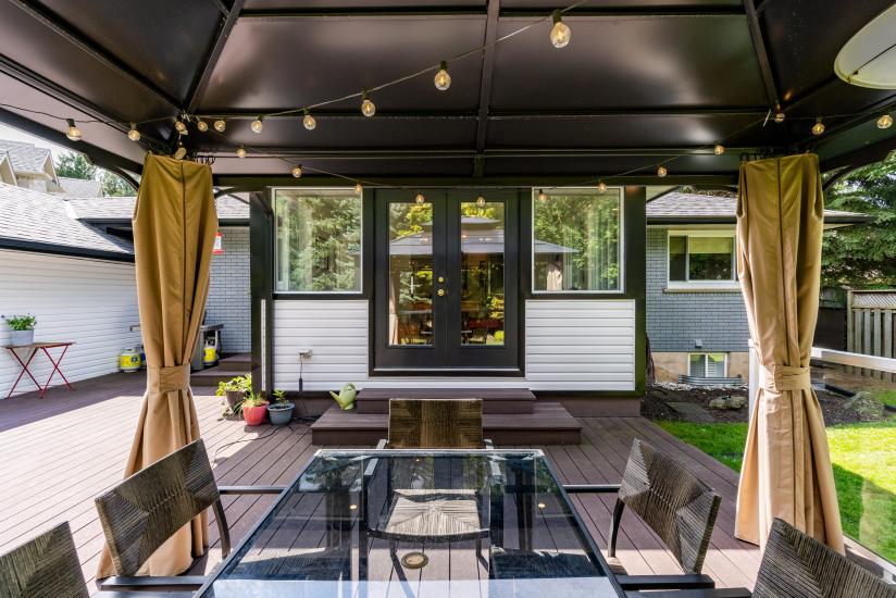 Property listing for 57 Middle Crest Street, Ancaster, ON