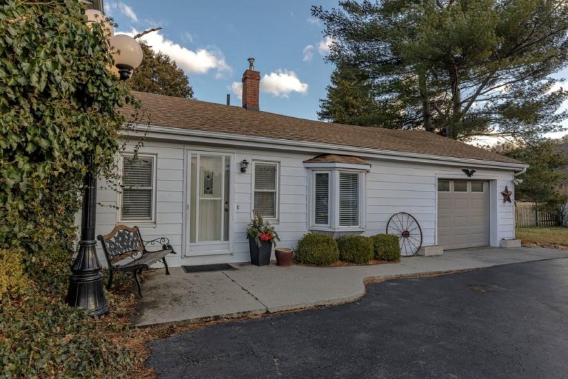 Property listing for 982 HWY 8, Stoney Creek, ON