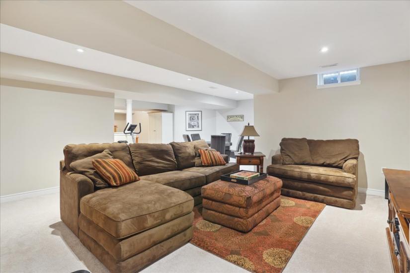 Property listing for 62 Gaddye Lane, Binbrook, ON