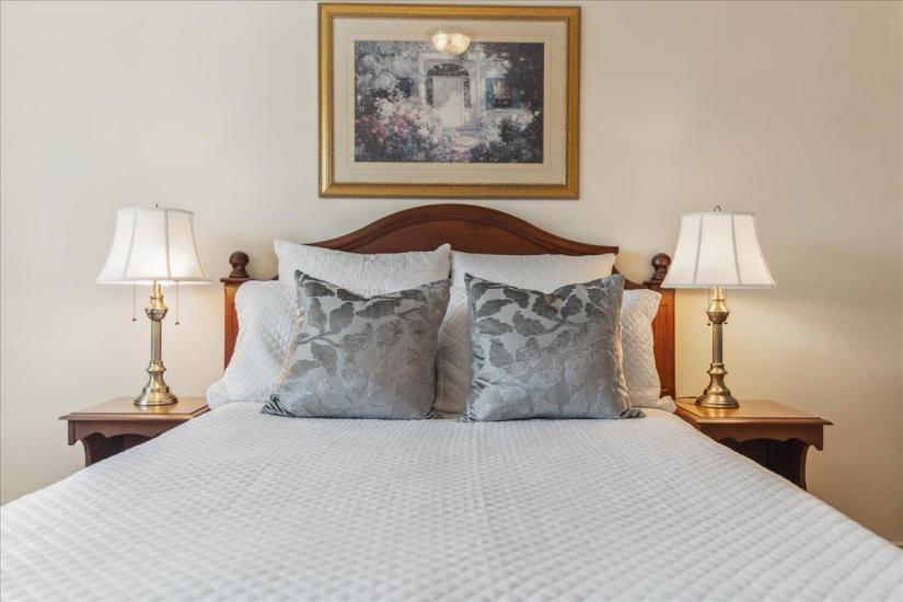 Property listing for 16 Fenwick Place, Waterdown, ON