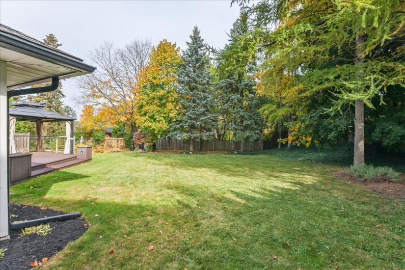 Property listing for 57 Middle Crest Street, Ancaster, ON