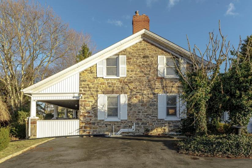 Property listing for 982 HWY 8, Stoney Creek, ON