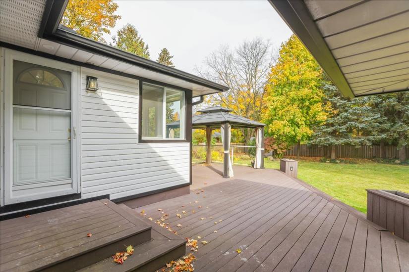 Property listing for 57 Middle Crest Street, Ancaster, ON