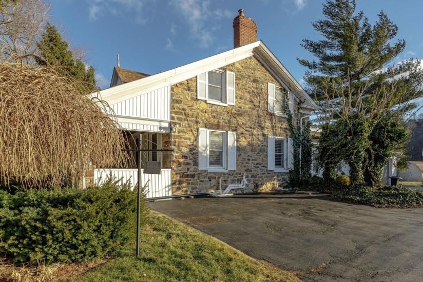 Property listing for 982 HWY 8, Stoney Creek, ON
