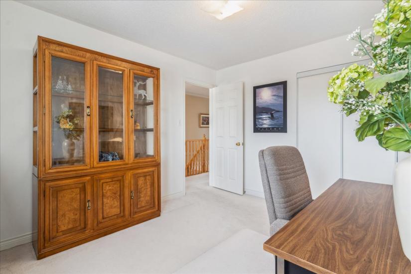 Property listing for 16 Fenwick Place, Waterdown, ON