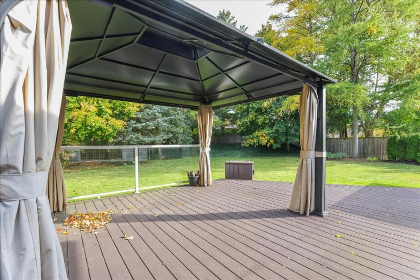 Property listing for 57 Middle Crest Street, Ancaster, ON