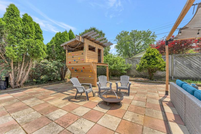 Property listing for 672 Hiawatha Blvd., Ancaster, ON