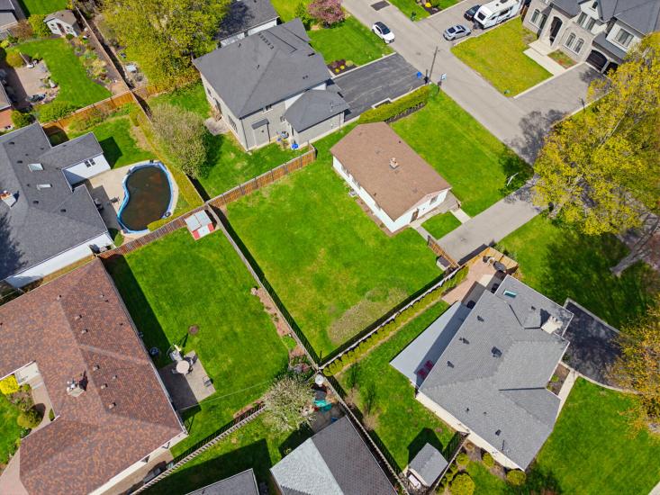 Property listing for 10 Oakley Crt., Ancaster, ON