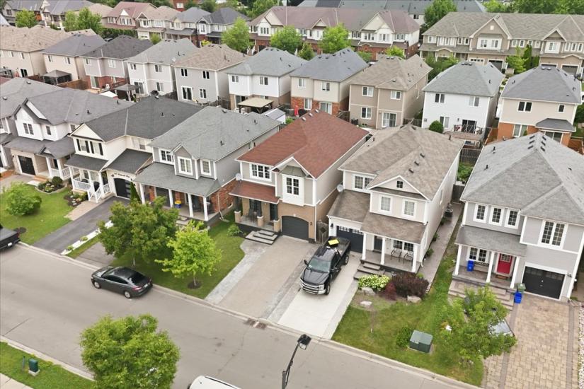 Property listing for 40 Whitwell Way, Binbrook, ON