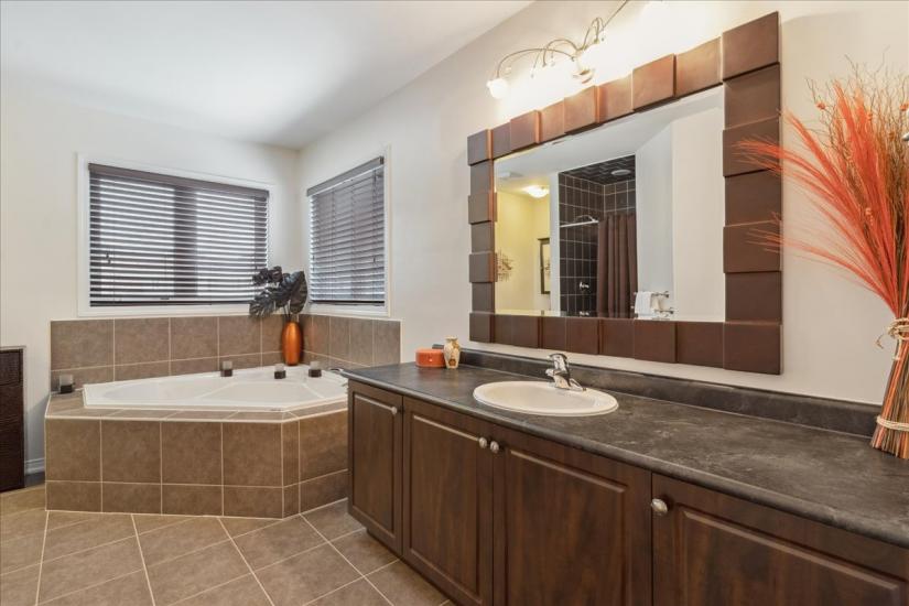 Property listing for 19 Deborah Crt., Hamilton, ON