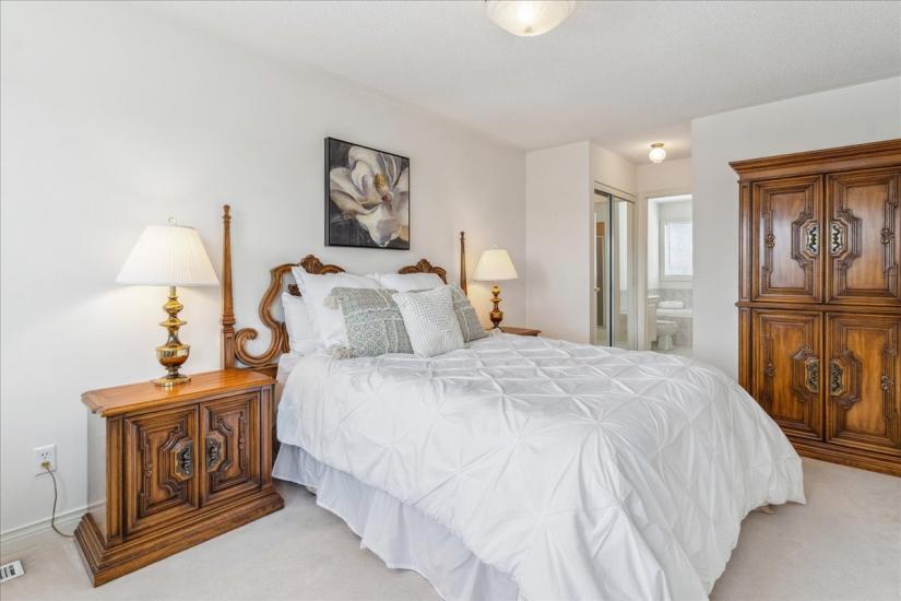 Property listing for 16 Fenwick Place, Waterdown, ON