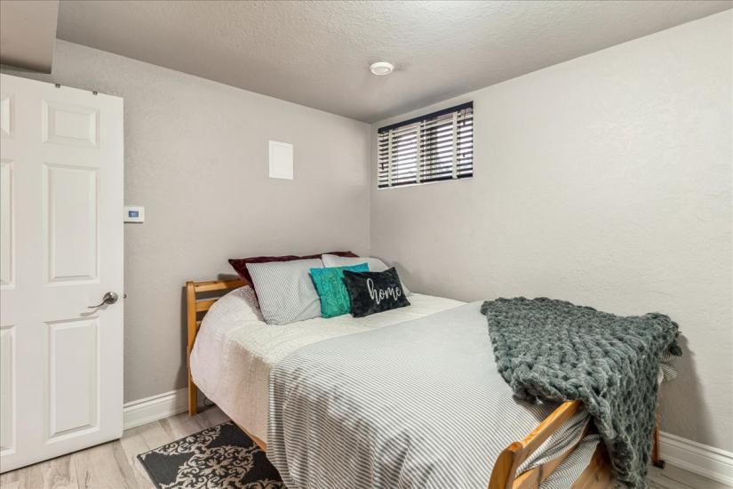 Property listing for 9 Holbrook Rd., Hamilton, ON