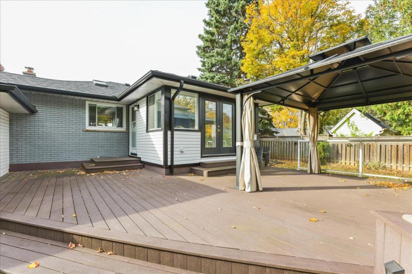 Property listing for 57 Middle Crest Street, Ancaster, ON