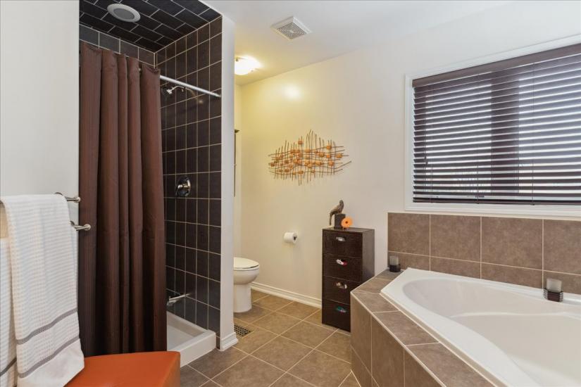 Property listing for 19 Deborah Crt., Hamilton, ON