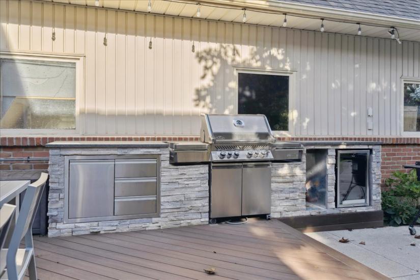 Property listing for 34 Gladiola Dr., Carlisle, ON