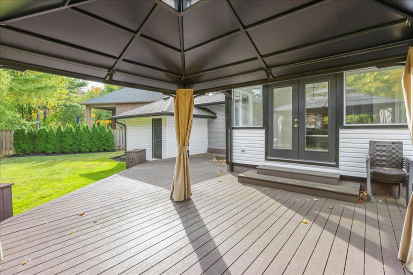 Property listing for 57 Middle Crest Street, Ancaster, ON