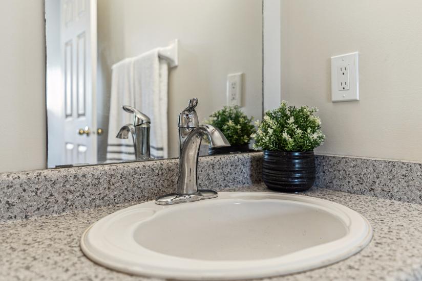 Property listing for 226 Dicenzo Dr., Hamilton, ON