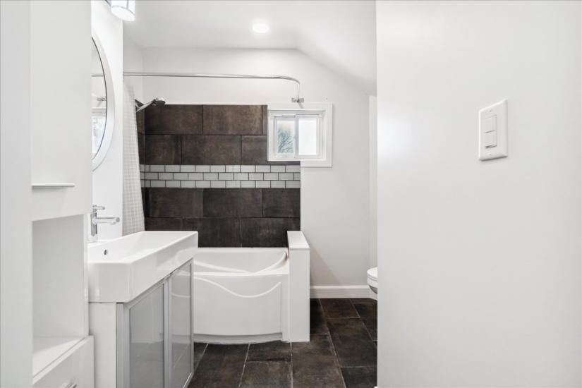 Property listing for 116 Grand River Ave., Brantford, ON