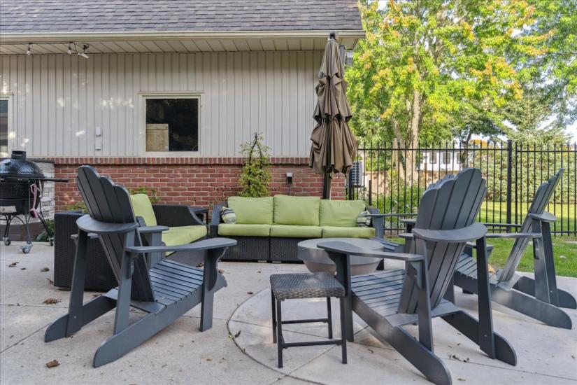 Property listing for 34 Gladiola Dr., Carlisle, ON