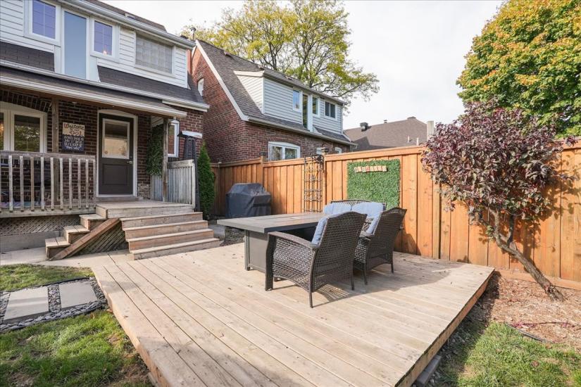 Property listing for 16 Paradise Rd. N., Hamilton, ON