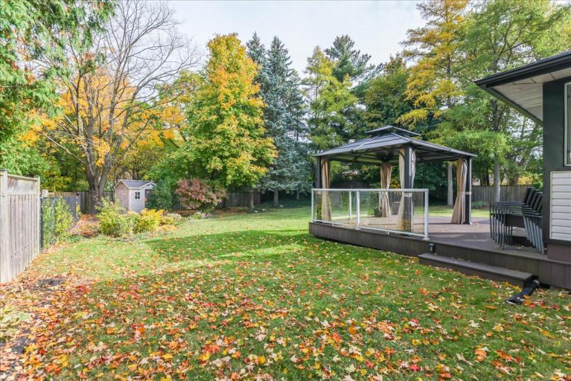 Property listing for 57 Middle Crest Street, Ancaster, ON