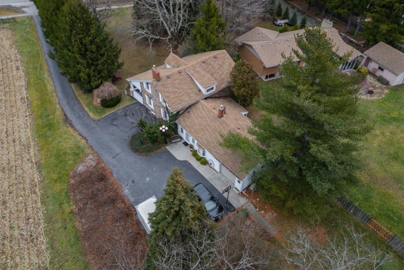Property listing for 982 HWY 8, Stoney Creek, ON