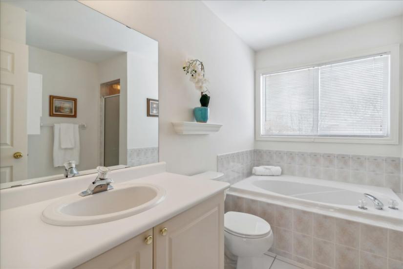 Property listing for 16 Fenwick Place, Waterdown, ON