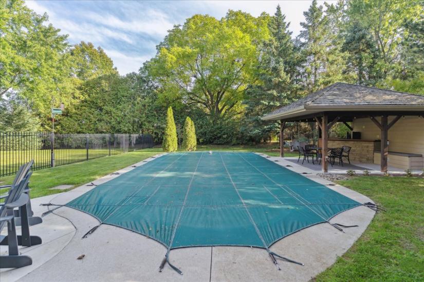 Property listing for 34 Gladiola Dr., Carlisle, ON