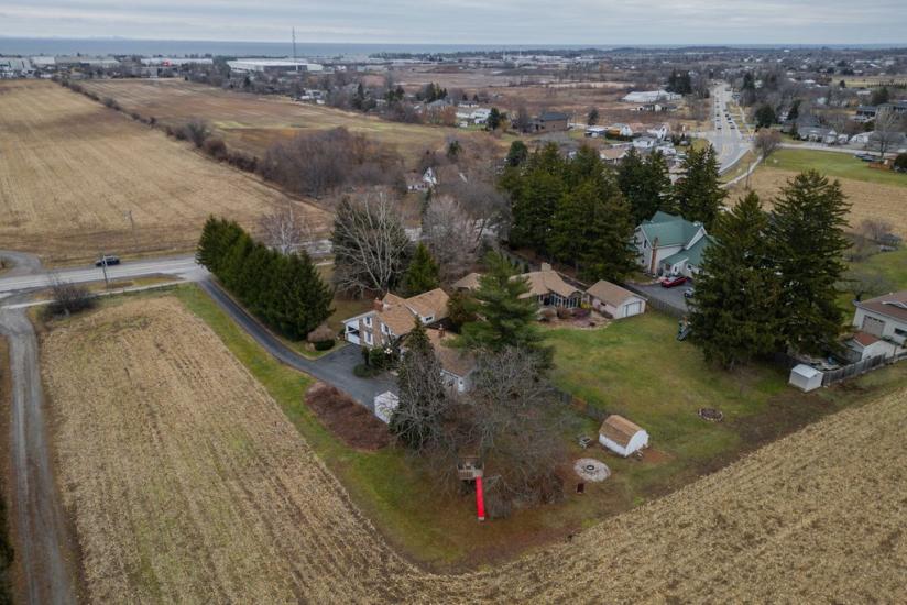Property listing for 982 HWY 8, Stoney Creek, ON