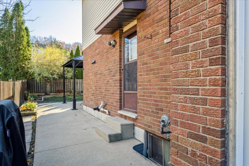 Property listing for 110 Glenashton Dr., Stoney Creek, ON