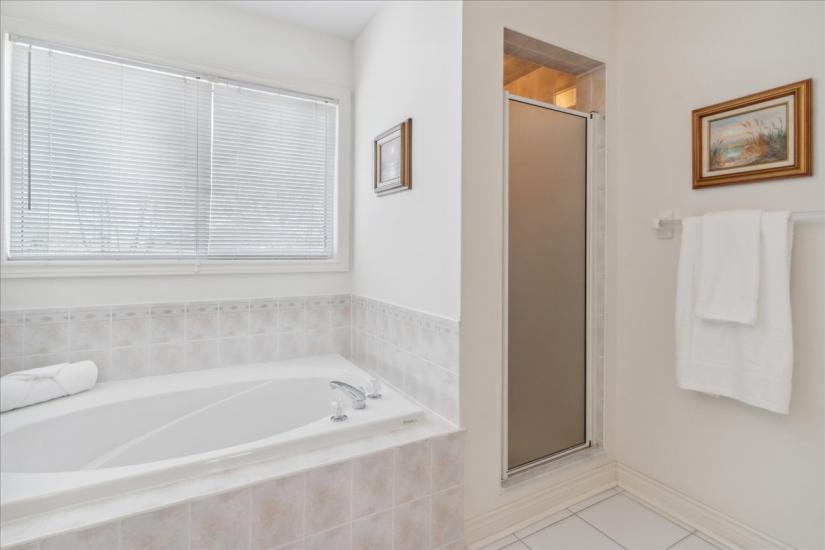 Property listing for 16 Fenwick Place, Waterdown, ON