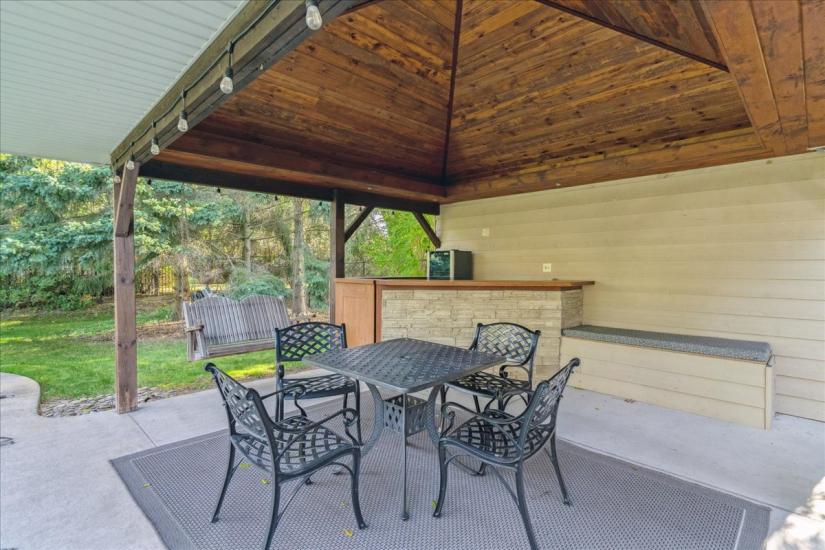 Property listing for 34 Gladiola Dr., Carlisle, ON