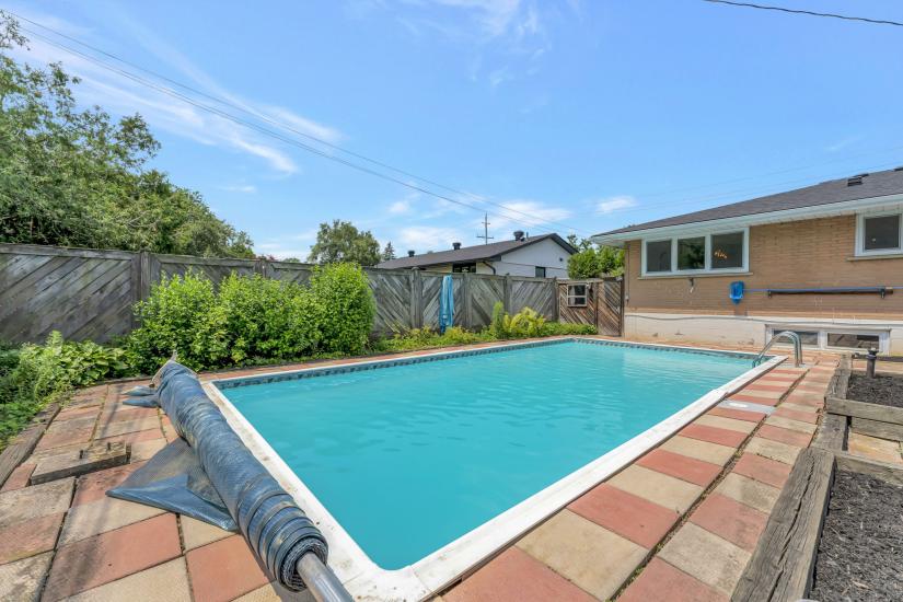 Property listing for 672 Hiawatha Blvd., Ancaster, ON