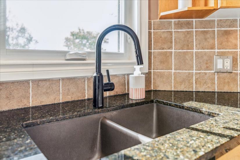 Property listing for 75 Claudette Gate, Hamilton, ON