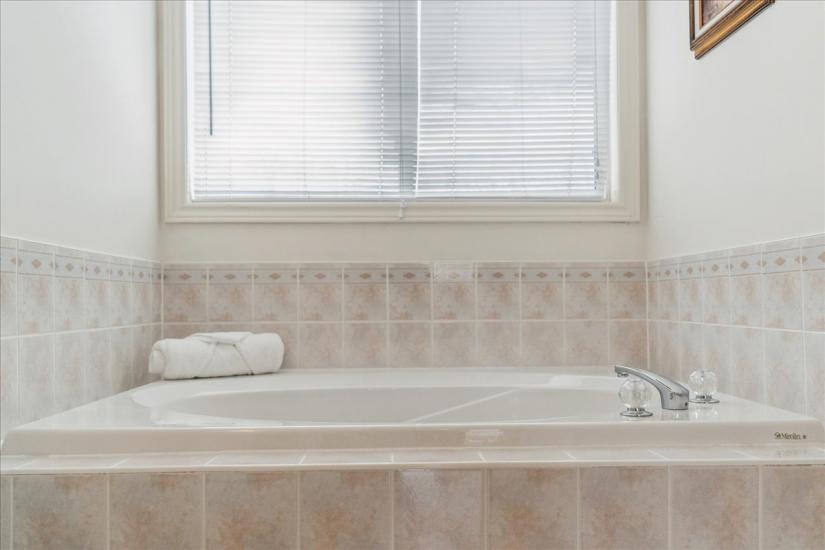 Property listing for 16 Fenwick Place, Waterdown, ON