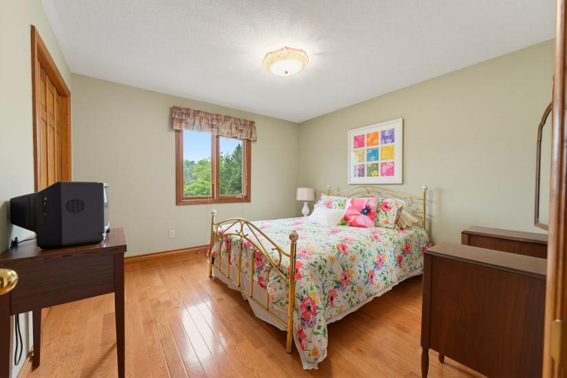 Property listing for 348 Shaver Rd., Ancaster, ON