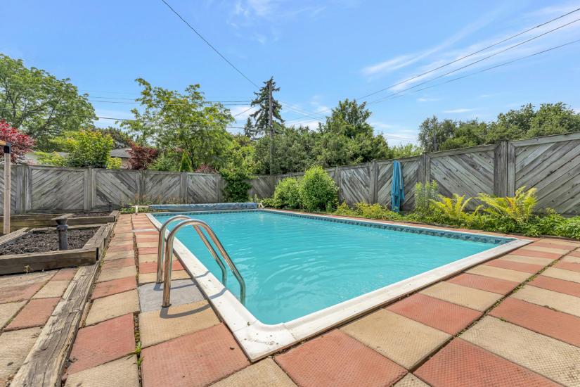 Property listing for 672 Hiawatha Blvd., Ancaster, ON