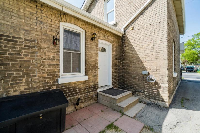 Property listing for 116 Grand River Ave., Brantford, ON