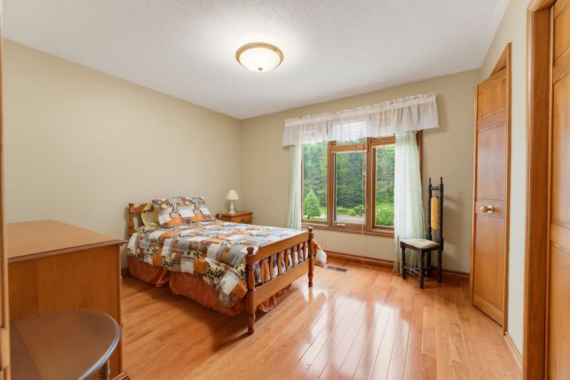 Property listing for 348 Shaver Rd., Ancaster, ON