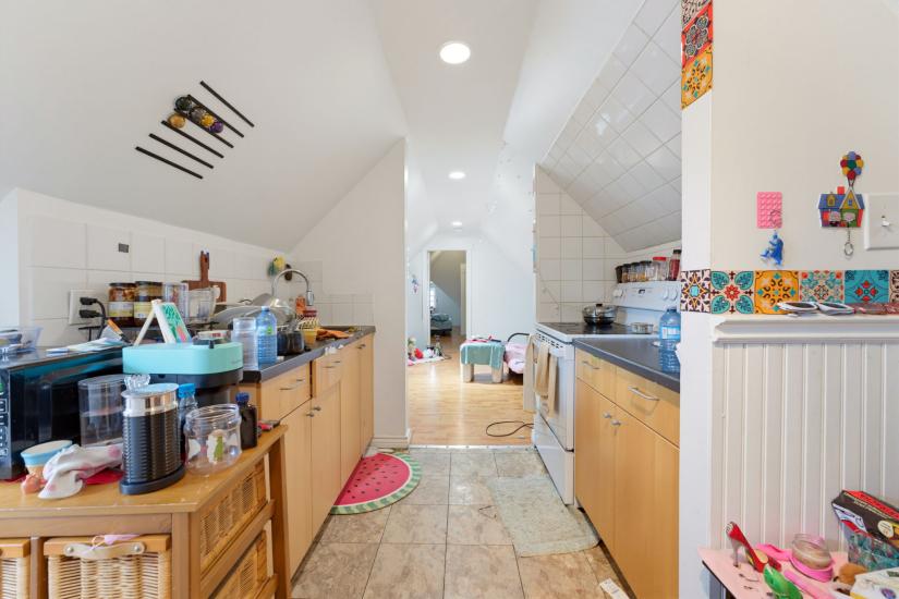 Property listing for 113 Wentworth St. S., Hamilton, ON