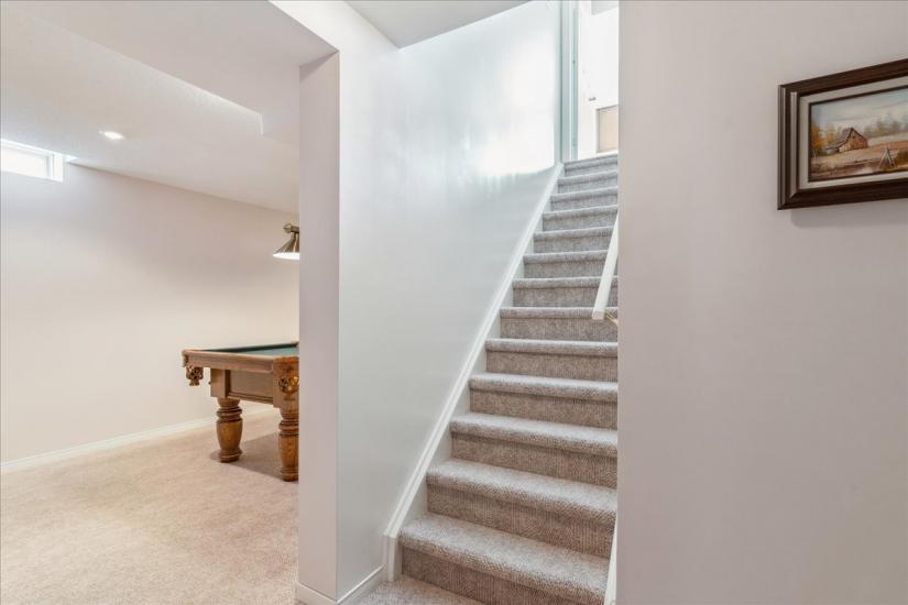 Property listing for 16 Fenwick Place, Waterdown, ON