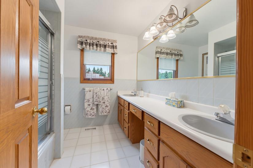 Property listing for 348 Shaver Rd., Ancaster, ON