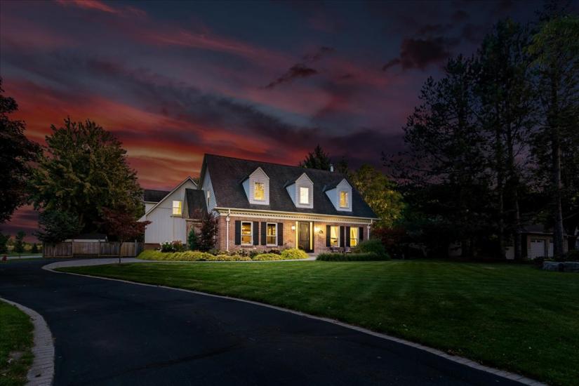 Property listing for 34 Gladiola Dr., Carlisle, ON