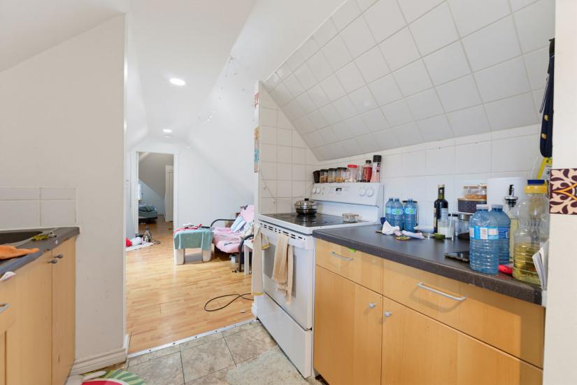 Property listing for 113 Wentworth St. S., Hamilton, ON