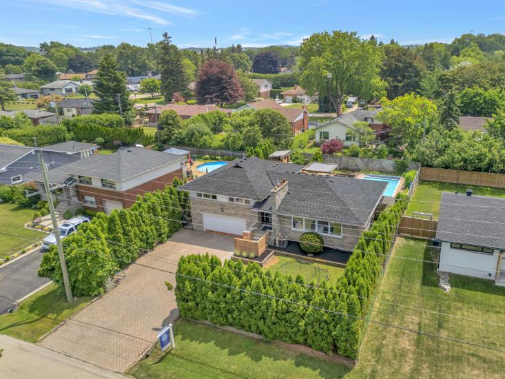 Property listing for 672 Hiawatha Blvd., Ancaster, ON