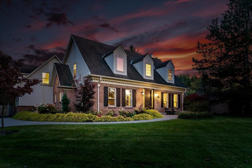 Property listing for 34 Gladiola Dr., Carlisle, ON