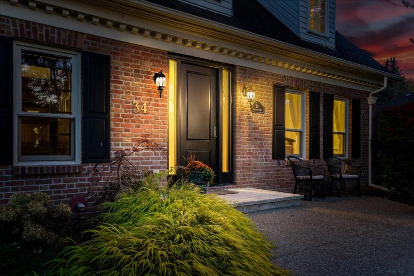 Property listing for 34 Gladiola Dr., Carlisle, ON