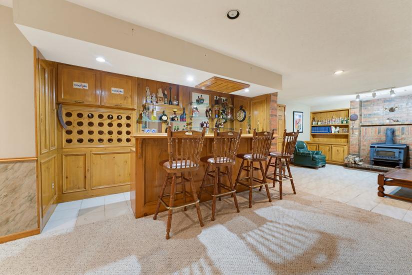 Property listing for 348 Shaver Rd., Ancaster, ON