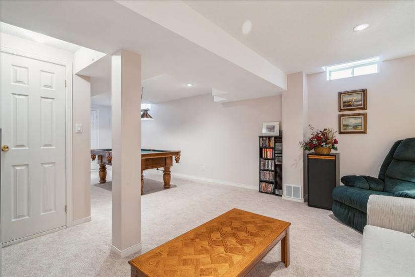 Property listing for 16 Fenwick Place, Waterdown, ON