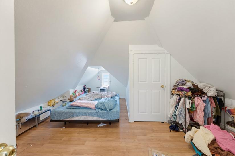 Property listing for 113 Wentworth St. S., Hamilton, ON